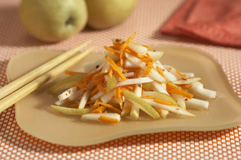 无人,横图,俯视,室内,特写,白天,餐桌,筷子,桌子,苹果,萝卜,胡萝卜,蔬菜,餐具,水果,一堆,一双,阴影,堆叠,堆积,朦胧,模糊,新鲜,反射,碟子,盘,影子,生食,蔬菜沙拉,沙拉,食品,文化,色拉,传统,沙律,食物,一个,盘子,碟,有机食品,绿色食品,单个,餐台,色拉酱,堆,礼节,千岛酱,礼仪,进餐用具,红萝卜,甘荀,彩图,高角度拍摄