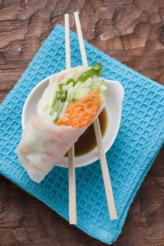 点心,无人,竖图,俯视,室内,特写,白天,白色背景,餐桌,筷子,桌子,萝卜,胡萝卜,蔬菜,餐具,一双,阴影,新鲜,反射,包装,包装纸,纺织物,影子,纸,陶瓷,调料,酱料,酱汁,佐料,料理,食品,面点,陶瓷制品,纸张,调味品,调味料,文化,传统,酱,春卷,美食,食物,一个,容器,毛巾,碗,清洁,中式,摄影,有机食品,绿色食品,影棚,单个,餐台,储藏,保暖,礼节,包装材料,储存,薄饼,礼仪,透气,防水,春饼,储水,耐磨,吸水,糯米纸,进餐用具,红萝卜,甘荀,彩图,高角度拍摄,影棚拍摄,拍摄,贮存