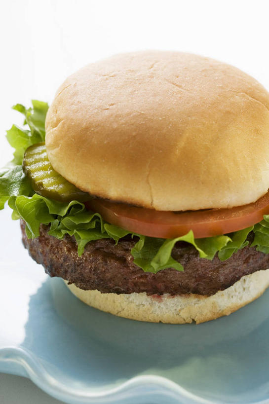 点心,面包,无人,竖图,俯视,室内,特写,白天,白色背景,烹饪,西餐,餐桌,桌子,黄瓜,蔬菜,西红柿,餐具,阴影,新鲜,反射,碟子,盘,影子,生菜,莴苣,肉,汉堡,牛肉,料理,食品,面点,菜肴,美食,肉类,食物,糕点,一个,一只,盘子,碟,快餐,西式,摄影,佳肴,有机食品,绿色食品,影棚,单个,餐台,肉食,西式快餐,垃圾食品,春菜,鹅仔菜,莴仔菜,千金菜,叶用莴苣,青瓜,胡瓜,番茄,彩图,高角度拍摄,影棚拍摄,拍摄