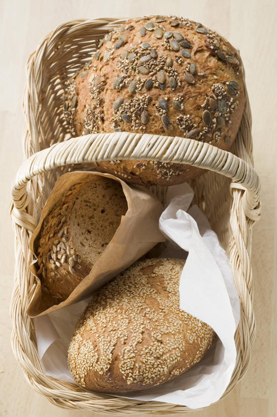 点心,面包,无人,交叉,竖图,俯视,室内,特写,白天,餐桌,桌子,竹子,阴影,竹制,编织,反射,篮子,影子,食品,面点,食物,糕点,三个,一个,竹篮,摄影,影棚,单个,餐台,竹条,交织,竹制品,穿插,彩图,高角度拍摄,影棚拍摄,拍摄