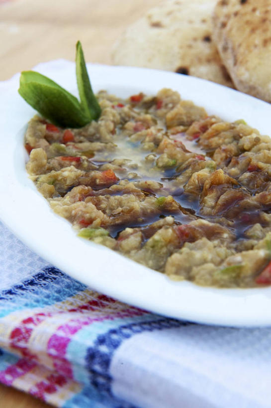 无人,竖图,俯视,室内,特写,白天,餐桌,桌子,茄子,蔬菜,餐具,叶子,一堆,阴影,堆叠,堆积,朦胧,模糊,新鲜,装饰,反射,碟子,盘,影子,生食,蔬菜沙拉,沙拉,食品,绿叶,色拉,沙律,食物,一个,盘子,碟,嫩叶,有机食品,绿色食品,单个,餐台,色拉酱,堆,华丽,修饰,点缀,配菜,千岛酱,衬托,美观,雅致,雅观,叶,叶片,落苏,酪酥,昆仑瓜,矮瓜,彩图,高角度拍摄