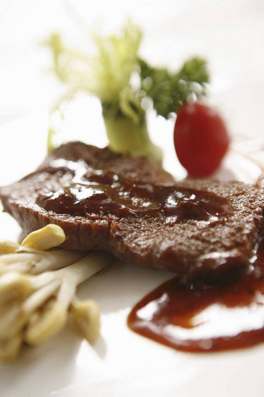 无人,竖图,俯视,室内,特写,白天,白色背景,烹饪,西餐,餐桌,桌子,蔬菜,阴影,新鲜,反射,影子,豆芽,调料,酱料,酱汁,肉,佐料,牛排,牛肉,料理,食品,调味品,调味料,酱,菜肴,美食,肉类,食物,西式,摄影,佳肴,有机食品,绿色食品,影棚,餐台,豆芽菜,肉食,芽苗菜,彩图,高角度拍摄,影棚拍摄,拍摄