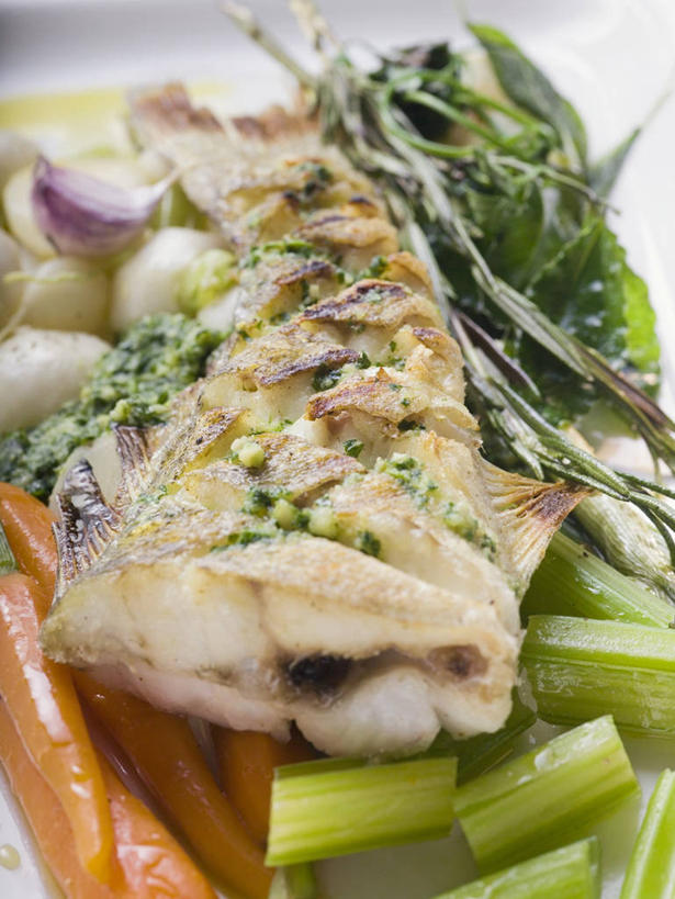 无人,竖图,俯视,室内,特写,白天,餐桌,桌子,萝卜,胡萝卜,芹菜,蔬菜,阴影,朦胧,模糊,新鲜,反射,鱼,影子,调料,酱料,酱汁,肉,鱼肉,佐料,食品,调味品,调味料,酱,肉类,鱼类,食物,有机食品,绿色食品,餐台,鲈鱼,肉食,花鲈,鲈板,鲈子鱼,药芹,水芹,红萝卜,旱芹,甘荀,彩图,高角度拍摄