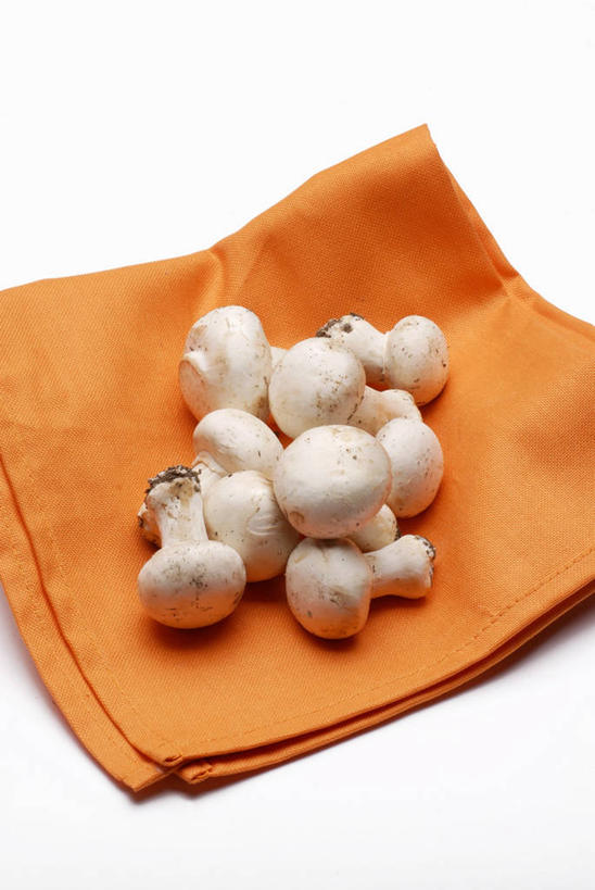 无人,竖图,俯视,室内,特写,白天,白色背景,餐桌,桌子,蔬菜,一堆,许多,阴影,堆叠,堆积,新鲜,反射,影子,菌菇,蘑菇,食品,很多,菌类,食物,白色,餐巾,橙色,食用菌,摄影,有机食品,绿色食品,影棚,餐台,堆,白蘑菇,洋蘑菇,草腐菌,二孢蘑菇,双孢蘑菇,保洁方巾,口布,彩图,高角度拍摄,影棚拍摄,拍摄