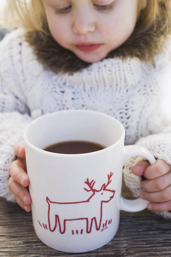 西方人,儿童,脸,头,脸颊,手,一个人,坐,竖图,室内,特写,白天,正面,毛衣,幸福,纯洁,桌面,桌子,哺乳动物,鹿,野生动物,杯子,欧洲,欧洲人,双手,仅一个女性,仅一个人,握,朦胧,模糊,木制,陶瓷,陶瓷制品,拿,拿着,肩膀,一个,一只,小孩,动物,马克杯,木制品,水杯,低头,仅一个小孩,手部,热巧克力,可爱,童年,童趣,握着,活泼,单个,吉祥,线衫,童真,烂漫,无邪,热可可,美禄,热朱古力,进取,角鹿,天真,女孩,女人,女性,白种人,孩子,头部,脸部,脸蛋,面部,驯鹿,坐着,半身,彩图,绒衣,套衫,套头毛衣,线衣,女生