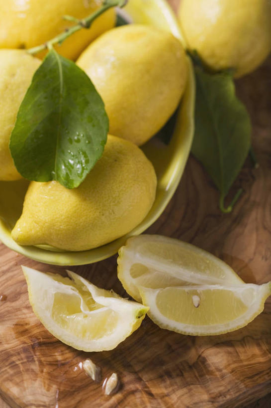 无人,竖图,俯视,室内,特写,白天,桌面,桌子,柠檬,水果,叶子,一堆,许多,切开,阴影,堆叠,堆积,朦胧,模糊,新鲜,反射,木制,影子,陶瓷,生食,食品,果实,绿叶,陶瓷制品,食物,一个,木制品,容器,碗,切,嫩叶,摄影,有机食品,绿色食品,影棚,单个,储藏,堆,储存,剖面,切面,叶,叶片,益母果,柠果,彩图,高角度拍摄,影棚拍摄,拍摄,贮存