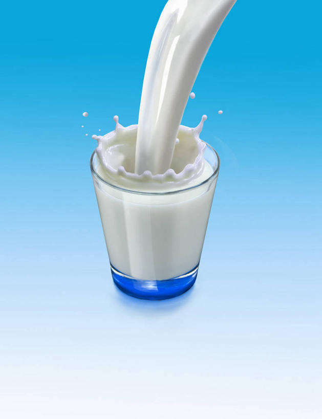 牛奶,无人,竖图,俯视,室内,特写,白天,水,杯子,倒,阴影,飞溅,蓝色背景,溅,反射,液体,影子,水滴,饮品,一杯,营养,玻璃制品,水珠,饮料,水杯,摄影,影棚,乳制品,奶,牛乳,喷洒,安神,玻璃杯,彩图,高角度拍摄,影棚拍摄,拍摄