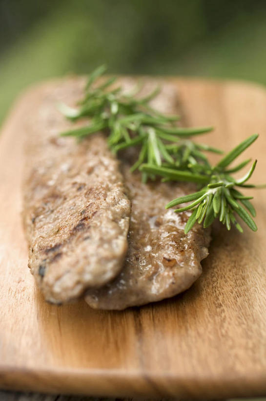 无人,竖图,俯视,室外,特写,白天,烹饪,西餐,草地,草坪,植物,朦胧,模糊,肉,香肠,料理,食品,案板,腊肠,猪肉,菜肴,美食,肉类,砧板,草,食物,绿色,西式,佳肴,迷迭香,肉食,豚肉,海洋之露,彩图,高角度拍摄