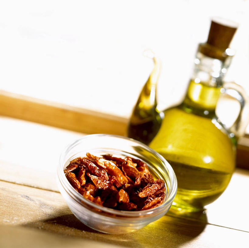 无人,横图,俯视,室内,特写,白天,桌面,桌子,辣椒,蔬菜,玻璃,一堆,许多,阴影,堆叠,堆积,朦胧,模糊,新鲜,反射,木制,罐子,影子,食用油,油,橄榄油,食品,玻璃制品,食物,一个,玻璃瓶,木制品,瓶子,容器,碗,摄影,有机食品,绿色食品,影棚,单个,储藏,堆,储存,植物油,辣角,红海椒,大椒,辣虎,广椒,辣子,红辣椒,海椒,番椒,彩图,高角度拍摄,影棚拍摄,拍摄,贮存