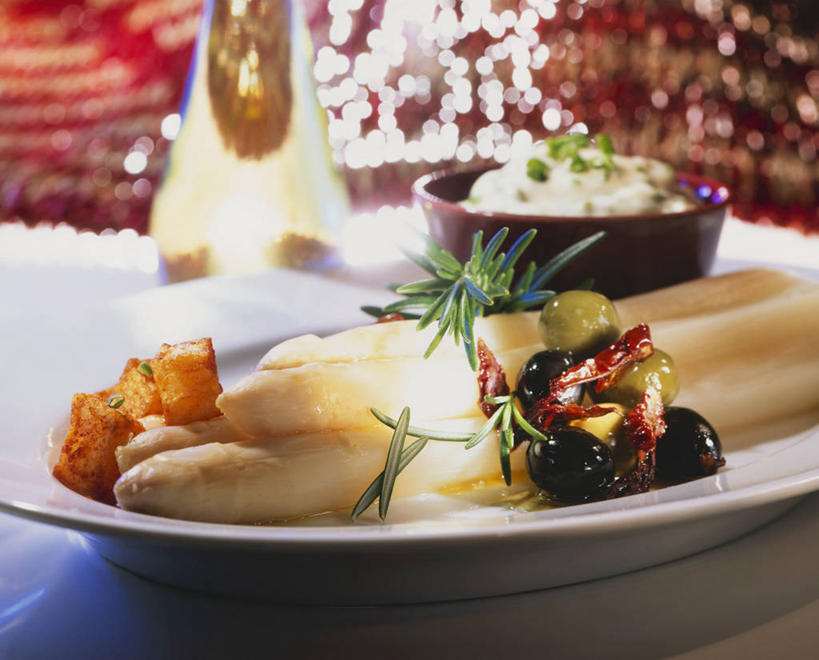 点心,面包,无人,横图,俯视,室内,特写,白天,桌面,桌子,橄榄,芦笋,蔬菜,餐具,阴影,朦胧,模糊,新鲜,反射,木制,碟子,盘,影子,陶瓷,食品,面点,陶瓷制品,食物,糕点,一个,盘子,木制品,容器,碟,碗,有机食品,绿色食品,单个,储藏,迷迭香,储存,海洋之露,青果,白榄,猪尾巴,药鸡豆子,石刁柏,蚂蚁杆,龙须菜,狼尾巴根,彩图,高角度拍摄,贮存