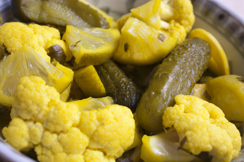 无人,横图,俯视,室内,特写,白天,烹饪,中餐,桌面,桌子,黄瓜,蔬菜,阴影,朦胧,模糊,新鲜,反射,木制,影子,陶瓷,花菜,花椰菜,西兰花,料理,食品,陶瓷制品,菜肴,美食,食物,一个,木制品,容器,碗,中式,佳肴,有机食品,绿色食品,单个,储藏,椰菜花,储存,甘蓝花,青瓜,胡瓜,彩图,高角度拍摄,贮存