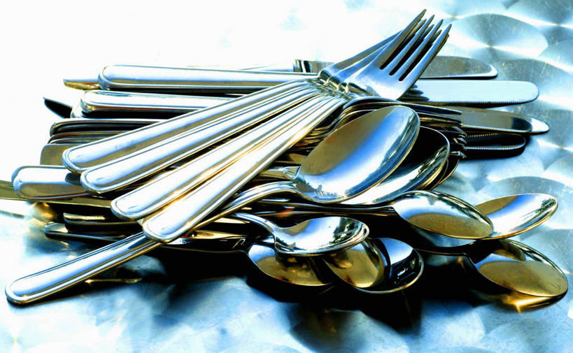 无人,横图,俯视,室内,特写,白天,桌面,桌子,静物,餐具,金属制品,一堆,许多,阴影,堆叠,堆积,朦胧,模糊,反射,金属,木制,叉子,刀叉,刀子,影子,勺子,很多,木制品,调羹,汤匙,堆,餐刀,餐叉,进餐用具,彩图,高角度拍摄