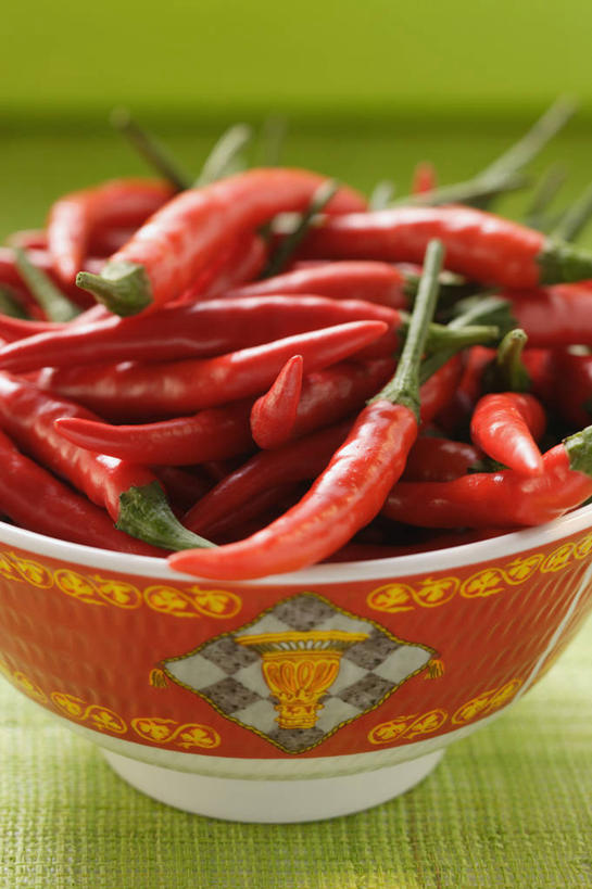 无人,竖图,俯视,室内,特写,白天,桌面,桌子,辣椒,蔬菜,一堆,许多,阴影,堆叠,堆积,新鲜,反射,木制,影子,陶瓷,食品,陶瓷制品,很多,食物,一个,木制品,容器,碗,有机食品,绿色食品,单个,储藏,堆,储存,辣角,红海椒,大椒,辣虎,广椒,辣子,红辣椒,海椒,番椒,彩图,高角度拍摄,贮存