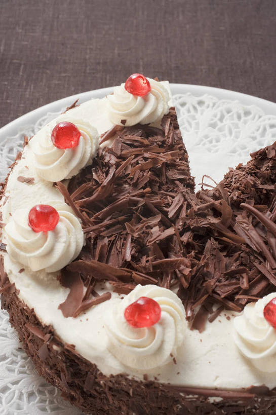 点心,无人,竖图,俯视,室内,特写,白天,下午茶,桌面,桌子,樱桃,餐具,水果,阴影,新鲜,反射,木制,碟子,盘,影子,生食,食品,糖,糖果,甜点,甜品,果实,食物,糕点,一个,盘子,木制品,碟,甜食,奶油,巧克力,有机食品,绿色食品,单个,朱古力,黑巧克力,乳制品,激凌,克林姆,淇淋,樱珠,莺桃,英桃,楔桃,牛桃,荆桃,彩图,高角度拍摄,蛋糕