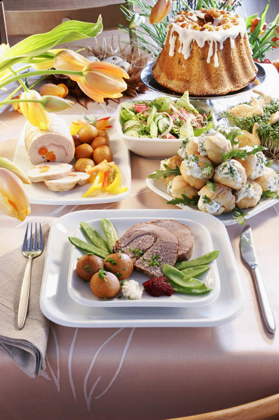 点心,无人,竖图,俯视,室内,特写,白天,下午茶,桌面,桌子,蔬菜,餐具,复活节,阴影,节日,朦胧,模糊,庆祝,新鲜,反射,木制,布料,叉子,刀叉,刀子,碟子,盘,影子,肉,食品,布纹,文化,肉类,桌布,食物,糕点,盘子,餐巾,木制品,碟,台布,庆典,有机食品,绿色食品,纪念,餐刀,肉食,餐叉,进餐用具,彩图,高角度拍摄,蛋糕