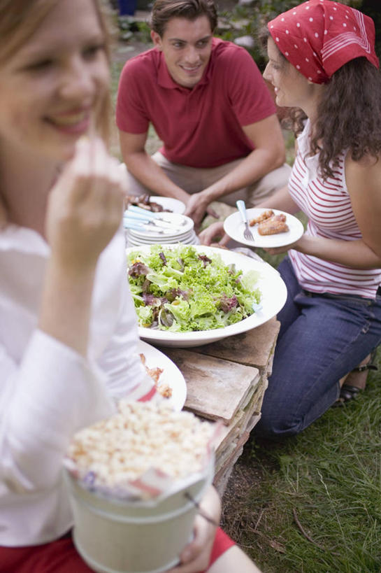 点心,西方人,三个人,伙伴,朋友,坐,笑,说,吃,微笑,露齿笑,竖图,俯视,室外,白天,爱情,讨论,友谊,玉米,草地,草坪,植物,桌面,桌子,蔬菜,餐具,欧洲,欧洲人,握,服装,朦胧,模糊,新鲜,木制,棒子,碟子,盘,头巾,玉蜀黍,生食,蔬菜沙拉,沙拉,食品,浪漫,拿,拿着,注视,休闲装,色拉,沙律,草,食物,衣服,绿色,盘子,木制品,碟,零食,观察,看,休闲,温暖,温馨,休闲服,爆米花,恩爱,握着,恋人,服饰,有机食品,绿色食品,观看,色拉酱,苞米,和睦,察看,关注,千岛酱,苞芦,垃圾食品,膨化食品,苞谷,包谷,大蜀黍,番麦,薏米包,玉高粱,玉麦,珍珠米,零嘴,交流,友情,男人,男性,年轻男性,年轻女性,女人,女性,白种人,情侣,沟通,讲话,交谈,嚼,商讨,食,说话,谈话,坐着,半身,彩图,高角度拍摄,伴侣,融洽