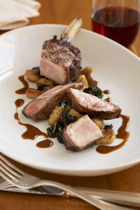 红酒,葡萄酒,骨骼,无人,竖图,俯视,室内,特写,白天,烹饪,西餐,桌面,桌子,杯子,餐具,阴影,反射,木制,叉子,刀叉,刀子,碟子,高脚杯,盘,影子,调料,酱料,酱汁,排骨,肉,佐料,料理,食品,红酒杯,骨头,酒类,调味品,调味料,猪肉,酱,菜肴,美食,肉类,玻璃制品,酒,食物,饮料,一个,盘子,酒杯,木制品,碟,红葡萄酒,西式,佳肴,单个,骨架,葡萄酒杯,餐刀,小排,肉食,餐叉,豚肉,玻璃杯,进餐用具,彩图,高角度拍摄