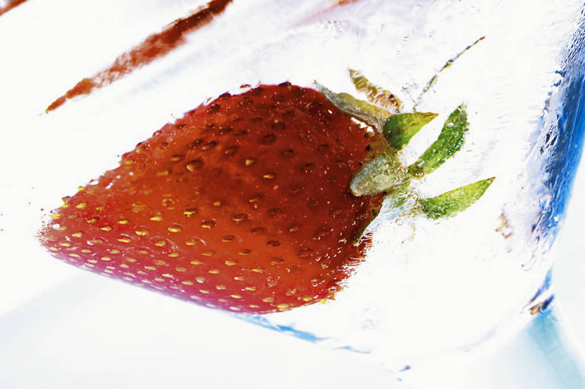 无人,横图,俯视,室内,特写,白天,桌面,桌子,草莓,浆果,杯子,水果,阴影,朦胧,模糊,新鲜,反射,木制,高脚杯,影子,生食,食品,果实,酒类,文化,玻璃制品,酒,食物,饮料,一个,酒杯,木制品,鸡尾酒,调酒,有机食品,绿色食品,单个,创造,想象,马提尼,马提尼酒,鸡尾酒杯,玻璃杯,洋莓,水果皇后,红莓,地莓,彩图,高角度拍摄