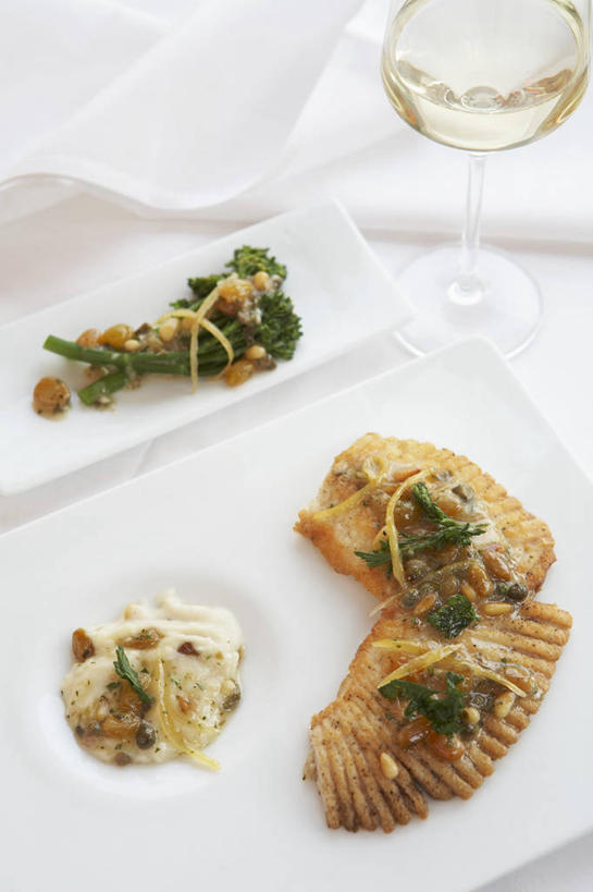 海鲜,红酒,葡萄酒,无人,竖图,俯视,室内,特写,白天,烹饪,西餐,桌面,桌子,杯子,餐具,阴影,反射,木制,鱼,碟子,高脚杯,盘,影子,肉,鱼肉,料理,食品,红酒杯,白葡萄酒,酒类,水产,松子,松子仁,菜肴,美食,肉类,鱼类,海洋生物,玻璃制品,酒,食物,饮料,两个,一个,盘子,酒杯,木制品,碟,西式,佳肴,单个,松仁,葡萄酒杯,水生动物,海产品,水生物,肉食,海底动物,松籽仁,玻璃杯,彩图,高角度拍摄