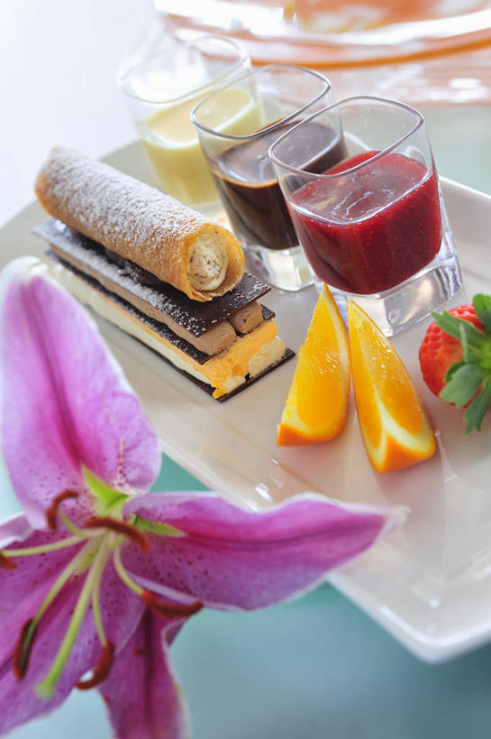 点心,无人,竖图,俯视,室内,特写,白天,桌面,桌子,柑橘,餐具,水果,玻璃,一排,阴影,朦胧,模糊,新鲜,整齐,装饰,盛开,反射,木制,碟子,盘,影子,生食,食品,甜点,甜品,果实,花蕾,慕斯蛋糕,玻璃制品,花,花瓣,花朵,鲜花,食物,排列,三个,一个,盘子,木制品,容器,碟,碗,甜食,零食,花苞,花蕊,有机食品,绿色食品,单个,储藏,慕斯,华丽,修饰,点缀,储存,队列,衬托,美观,雅致,雅观,橘子,桔子,橙子,橙,彩图,高角度拍摄,贮存