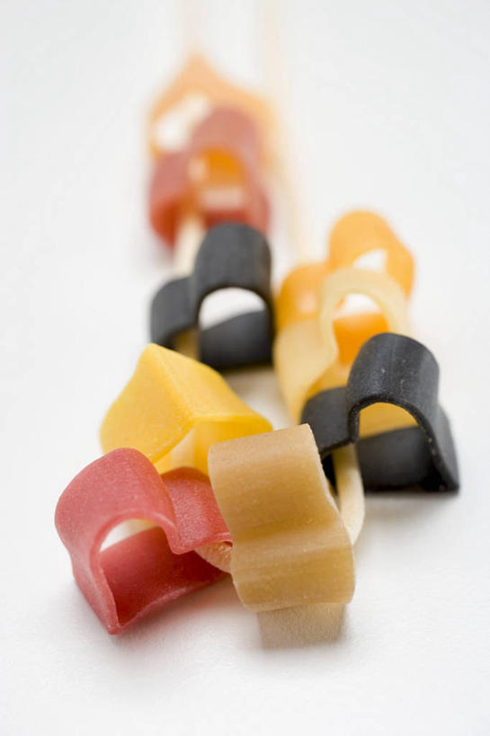 面食,面条,意大利面,无人,竖图,俯视,室内,特写,白天,白色背景,爱情,西餐,桌面,桌子,许多,阴影,爱心,朦胧,模糊,反射,木制,影子,面,料理,食品,很多,浪漫,食物,黄色,红色,黑色,木制品,温暖,温馨,心形,恩爱,西式,摄影,影棚,和睦,心型,彩图,高角度拍摄,影棚拍摄,拍摄,融洽