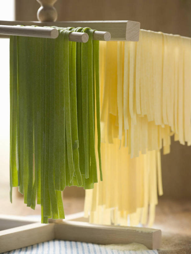 面食,面条,意大利面,无人,竖图,室内,特写,白天,正面,西餐,窗户,桌面,桌子,金属制品,吊挂,悬挂,阴影,朦胧,模糊,反射,金属,木制,影子,面,料理,食品,挂,玻璃窗,架子,食物,黄色,绿色,木制品,西式,彩图