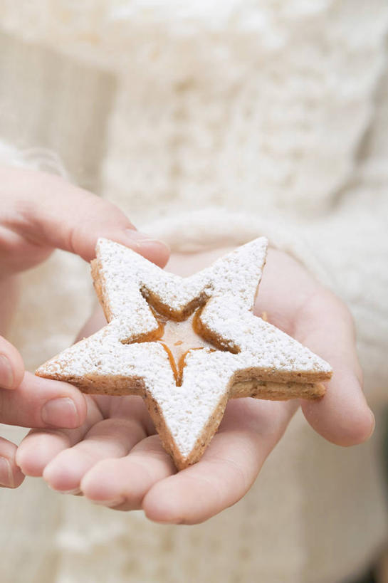 点心,西方人,手,一个人,捧,竖图,俯视,室内,特写,白天,欧洲,圣诞节,欧洲人,双手,仅一个年轻女性,仅一个女性,仅一个人,服装,节日,朦胧,模糊,庆祝,装饰,星星,食品,曲奇,休闲装,文化,食物,一个,衣服,饼干,果酱,零食,庆典,休闲,星形,手部,休闲服,服饰,单个,纪念,华丽,修饰,点缀,五角形,曲奇饼,曲奇饼干,衬托,美观,雅致,雅观,果子酱,年轻女性,女人,女性,白种人,五角星,端,端着,捧着,手捧,半身,彩图,高角度拍摄