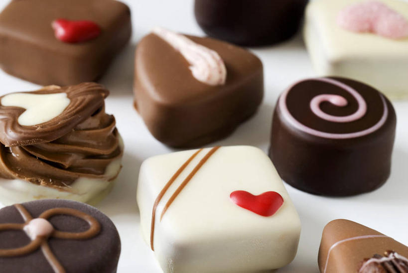 无人,横图,俯视,室内,特写,白天,白色背景,爱情,桌面,桌子,情人节,阴影,节日,爱心,朦胧,模糊,庆祝,反射,木制,影子,食品,糖,糖果,甜点,甜品,浪漫,文化,白巧克力,食物,红色,木制品,甜食,巧克力,庆典,温暖,温馨,心形,恩爱,摄影,影棚,纪念,朱古力,黑巧克力,和睦,心型,彩图,高角度拍摄,影棚拍摄,拍摄,融洽