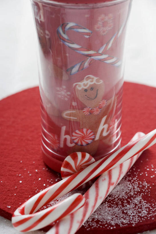 无人,竖图,俯视,室内,特写,白天,白色背景,桌面,桌子,玻璃,圣诞节,一堆,许多,阴影,堆叠,堆积,节日,庆祝,反射,木制,影子,食品,糖,糖果,甜点,甜品,很多,文化,玻璃制品,食物,一个,玻璃瓶,木制品,瓶子,甜食,庆典,摄影,影棚,单个,纪念,堆,硬糖,广口瓶,拐杖糖,彩图,高角度拍摄,影棚拍摄,拍摄