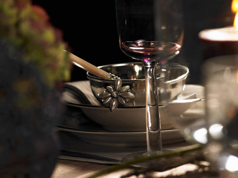 红酒,葡萄酒,无人,横图,俯视,室内,特写,白天,桌面,桌子,杯子,餐具,阴影,朦胧,模糊,反射,木制,碟子,高脚杯,盘,影子,陶瓷,陶瓷制品,红酒杯,酒类,玻璃制品,酒,饮料,一个,盘子,酒杯,木制品,容器,碟,碗,红葡萄酒,单个,储藏,葡萄酒杯,储存,玻璃杯,彩图,高角度拍摄,贮存