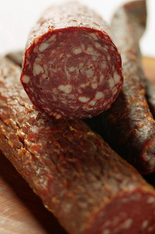 无人,竖图,俯视,室内,特写,白天,白色背景,桌面,桌子,阴影,朦胧,模糊,反射,纹路,木制,纹理,影子,肉,香肠,腊肠,猪肉,肉类,木制品,摄影,影棚,肉食,豚肉,肌理,彩图,高角度拍摄,影棚拍摄,拍摄