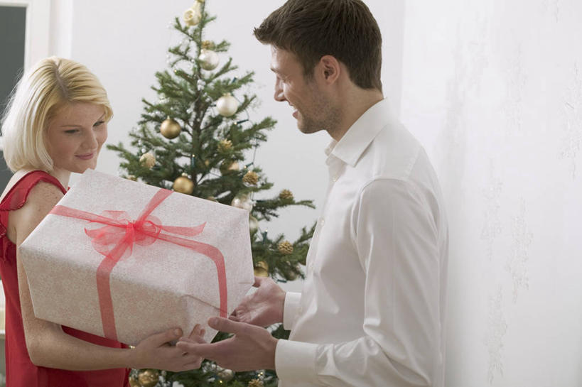 西方人,两个人,站,笑,微笑,露齿笑,横图,室内,白天,侧面,衬衫,爱情,植物,礼盒,礼物,欧洲,圣诞节,欧洲人,吊挂,握,悬挂,服装,节日,庆祝,装饰,挂饰,纸盒,圣诞树,圣诞球,浪漫,挂,拿,拿着,注视,文化,相视,盒子,球,树,树木,一个,衣服,绿色,自然,包装盒,礼品盒,观察,看,站着,庆典,球体,温暖,温馨,面对面,恩爱,握着,恋人,服饰,礼品,生长,单个,成长,观看,纪念,对视,华丽,修饰,点缀,和睦,察看,互视,衣着,穿着,关注,相对,相看,衬托,美观,雅致,雅观,衣饰,男人,男性,年轻男性,年轻女性,女人,女性,白种人,情侣,站立,半身,彩图,衬衣,伴侣,融洽