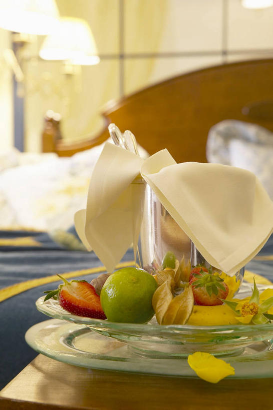 无人,宾馆,竖图,俯视,室内,特写,白天,餐桌,床,卧室,桌子,餐具,水果,阴影,新鲜,反射,碟子,盘,影子,双人床,生食,食品,果实,床单,被子,食物,盘子,碟,有机食品,绿色食品,餐台,被单,彩图,高角度拍摄,睡房,卧房,客店,客栈,旅店,旅馆,旅舍,汽车旅馆