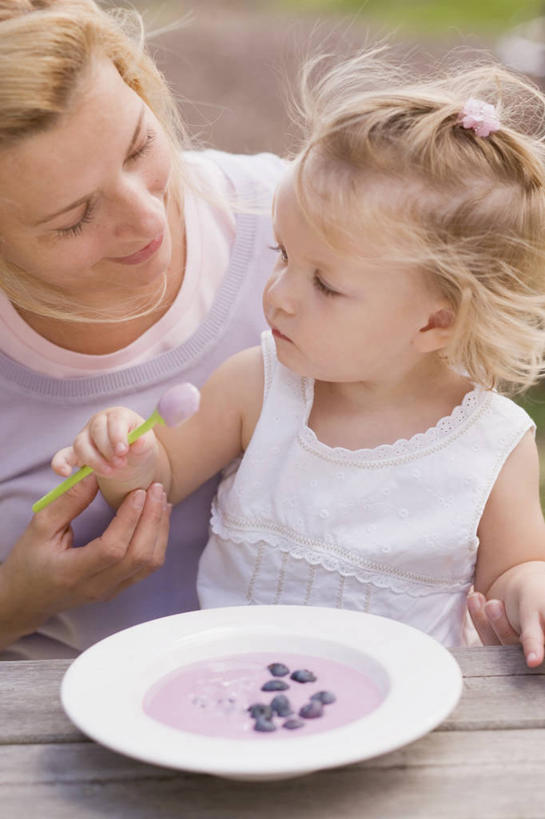 牛奶,西方人,儿童,两个人,家庭,母亲,女儿,坐,笑,微笑,露齿笑,竖图,室内,白天,正面,纯洁,浆果,蓝莓,餐具,水果,欧洲,欧洲人,握,服装,朦胧,模糊,新鲜,碟子,盘,勺子,生食,食品,果实,饮品,营养,拿,拿着,注视,休闲装,酸奶,食物,饮料,两个,小孩,衣服,盘子,调羹,碟,汤匙,观察,看,休闲,温暖,温馨,母女,一家人,休闲服,可爱,母爱,童年,童趣,握着,服饰,有机食品,绿色食品,观看,和睦,察看,乳制品,奶,关注,发酵,童真,烂漫,无邪,优格,优酪乳,天真,年轻女性,女孩,女人,女性,白种人,孩子,年轻人,山都柿,蓝浆果,蓝靛果,坐着,半身,彩图,融洽,女生