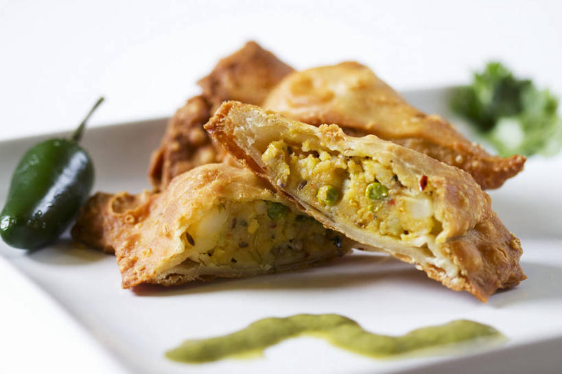 面食,无人,横图,俯视,室内,特写,白天,白色背景,中餐,餐桌,桌子,辣椒,蔬菜,餐具,切开,阴影,朦胧,模糊,新鲜,反射,碟子,盘,影子,调料,酱料,酱汁,佐料,料理,食品,饺子,面点,调味品,调味料,酱,小吃,食物,一个,盘子,碟,切,中式,摄影,有机食品,绿色食品,影棚,单个,餐台,剖面,水饺,切面,辣角,红海椒,大椒,辣虎,广椒,辣子,红辣椒,海椒,番椒,彩图,高角度拍摄,影棚拍摄,拍摄