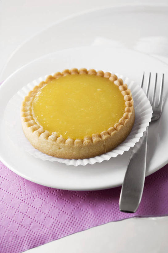 点心,无人,竖图,俯视,室内,特写,白天,下午茶,餐桌,桌子,柠檬,餐具,水果,阴影,新鲜,反射,叉子,碟子,盘,影子,生食,食品,甜点,甜品,果实,食物,糕点,两个,黄色,盘子,碟,甜食,有机食品,绿色食品,餐台,纸托,餐叉,蛋糕托,蛋糕托纸,蛋糕纸托,进餐用具,益母果,柠果,彩图,高角度拍摄