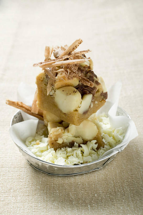 点心,无人,竖图,俯视,室内,特写,白天,下午茶,餐桌,桌子,餐具,阴影,反射,碟子,盘,影子,核桃,食品,糖,糖果,坚果,甜点,甜品,果实,食物,糕点,一个,盘子,碟,甜食,干果,巧克力,单个,餐台,朱古力,黑巧克力,胡桃,澳洲坚果,夏威夷果,羌桃,澳洲胡桃,彩图,高角度拍摄,蛋糕