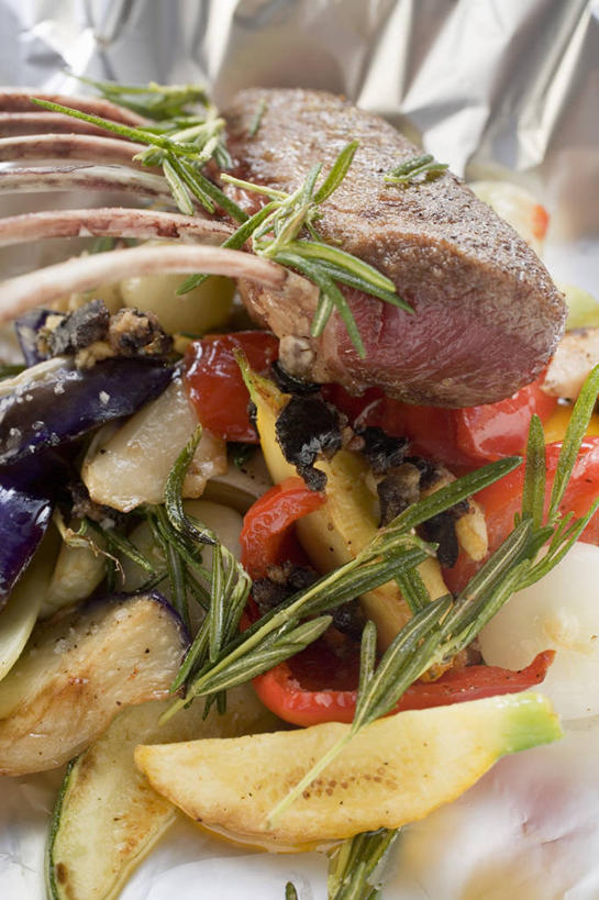 无人,竖图,俯视,室内,特写,白天,烹饪,烧烤,西餐,餐桌,桌子,蔬菜,叶子,阴影,新鲜,装饰,反射,包装,包装纸,铝箔纸,锡箔纸,影子,纸,肉,羊排,料理,食品,绿叶,烤架,纸张,烤肉,羊肉,菜肴,美食,肉类,食物,嫩叶,铁架,西式,佳肴,有机食品,绿色食品,餐台,华丽,修饰,点缀,迷迭香,配菜,包装材料,肉食,锡箔,铝箔,海洋之露,衬托,美观,雅致,雅观,叶,叶片,彩图,高角度拍摄