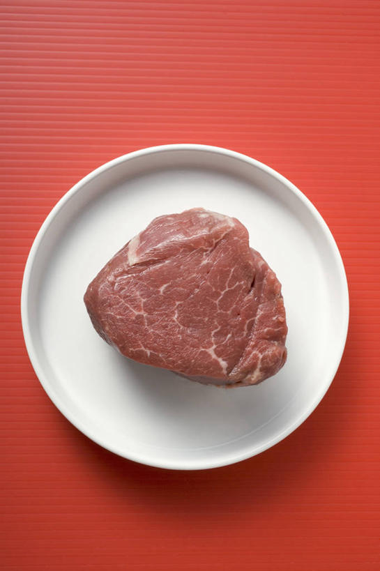 无人,竖图,俯视,室内,特写,白天,餐桌,桌子,餐具,一块,切开,阴影,红色背景,反射,碟子,盘,影子,肉,猪肉,肉类,一个,红色,盘子,碟,切,摄影,影棚,单个,餐台,剖面,肉食,切面,豚肉,彩图,高角度拍摄,影棚拍摄,拍摄