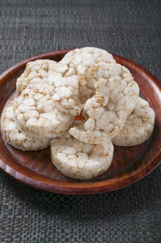 米饭,无人,竖图,俯视,室内,特写,白天,餐桌,桌子,餐具,一堆,阴影,堆叠,堆积,蓝色背景,反射,碟子,盘,影子,饭,一个,盘子,碟,摄影,影棚,单个,餐台,堆,五谷,彩图,高角度拍摄,影棚拍摄,拍摄