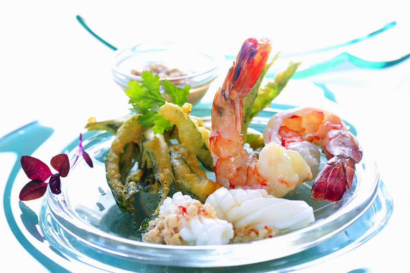 海鲜,无人,横图,俯视,室内,特写,白天,白色背景,烹饪,餐桌,桌子,餐具,玻璃,阴影,反射,碟子,盘,影子,肉,天妇罗,虾,日本料理,料理,食品,水产,猪肉,菜肴,美食,肉类,大虾,海洋生物,玻璃制品,食物,一个,盘子,碟,日式料理,日式,摄影,佳肴,影棚,对虾,单个,餐台,水生动物,海产品,水生物,肉食,海底动物,斑节虾,豚肉,天麸罗,东方对虾,中国对虾,彩图,高角度拍摄,影棚拍摄,拍摄