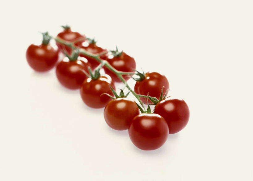 无人,横图,俯视,室内,特写,白天,餐桌,桌子,蔬菜,西红柿,小番茄,一排,许多,阴影,新鲜,整齐,并列,并排,反射,影子,食品,很多,食物,排列,红色,摄影,有机食品,绿色食品,影棚,餐台,队列,平行,小西红柿,樱桃小番茄,珍珠小番茄,樱桃番茄,圣女果,番茄,彩图,高角度拍摄,影棚拍摄,拍摄