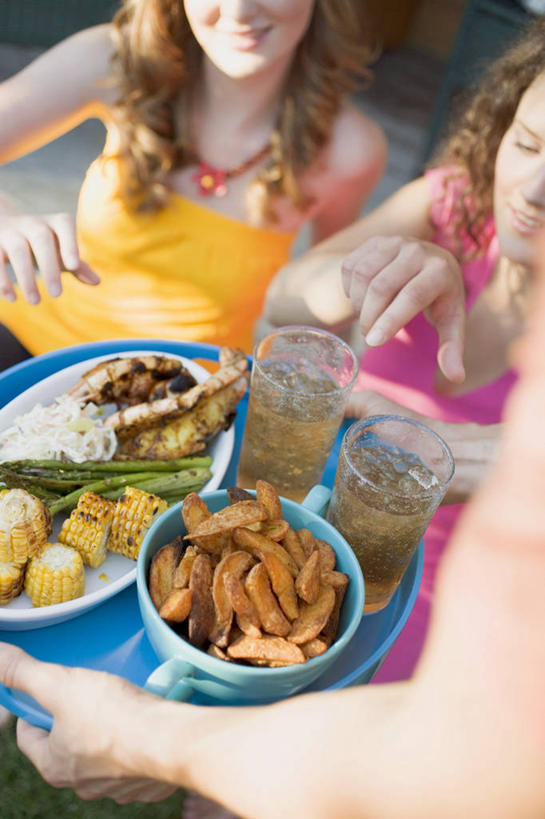 西方人,三个人,伙伴,朋友,站,坐,捧,竖图,俯视,室外,白天,烧烤,友谊,幸福,茶,杯子,欧洲,欧洲人,服装,朦胧,模糊,陶瓷,肉,茶叶,烤架,陶瓷制品,烤肉,注视,娱乐,猪肉,肉类,玻璃制品,衣服,容器,水杯,碗,观察,看,站着,享受,休闲,温馨,铁架,放松,乐趣,服饰,观看,储藏,察看,提神,舒适,衣着,储存,穿着,关注,醒脑,肉食,豚肉,衣饰,友情,年轻女性,女人,女性,白种人,玻璃杯,端,端着,捧着,手捧,站立,坐着,半身,彩图,高角度拍摄,贮存