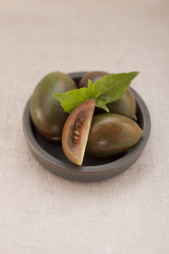 无人,竖图,俯视,室内,特写,白天,餐桌,桌子,蔬菜,西红柿,叶子,切开,阴影,新鲜,反射,影子,陶瓷,食品,绿叶,陶瓷制品,食物,一个,容器,碗,切,嫩叶,摄影,有机食品,绿色食品,影棚,单个,餐台,储藏,储存,剖面,切面,叶,叶片,番茄,彩图,高角度拍摄,影棚拍摄,拍摄,贮存