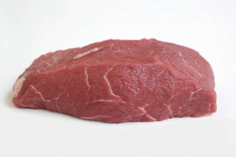 无人,横图,俯视,室内,特写,白天,白色背景,餐桌,桌子,一块,切开,阴影,反射,影子,肉,牛肉,肉类,红色,切,摄影,影棚,餐台,剖面,肉食,切面,彩图,高角度拍摄,影棚拍摄,拍摄