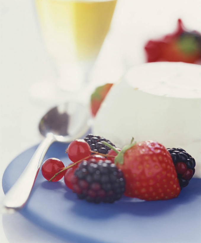 点心,牛奶,无人,竖图,俯视,室内,特写,白天,餐桌,桌子,草莓,浆果,餐具,水果,阴影,朦胧,模糊,新鲜,反射,碟子,盘,影子,勺子,灯笼果,桑葚,桑椹,生食,食品,布丁,甜点,甜品,果实,饮品,营养,食物,饮料,两个,盘子,调羹,碟,汤匙,果冻,甜食,零食,覆盆子,有机食品,绿色食品,餐台,乳制品,奶,牛乳,红醋栗,啫喱,安神,洋莓,水果皇后,红莓,地莓,醋栗,彩图,高角度拍摄