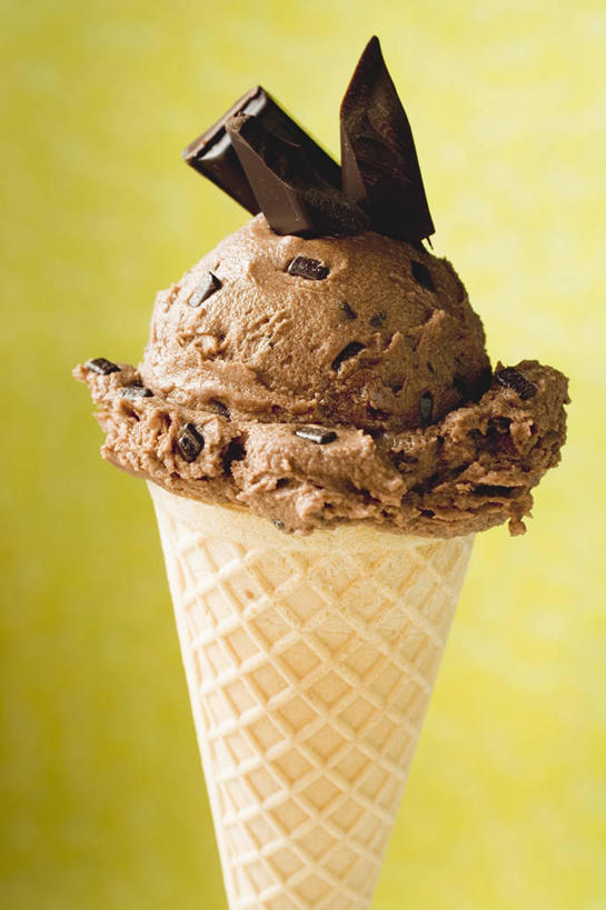 无人,竖图,室内,特写,白天,正面,绿色背景,阴影,反射,影子,食品,糖,糖果,冰激凌,甜点,甜品,褐色,清凉,食物,甜食,冷饮,巧克力,舒服,冰淇淋,摄影,影棚,朱古力,解暑,解渴,雪糕,华夫饼,舒爽,窝夫,格子饼,华夫,格仔饼,压花蛋饼,冰糕,消暑,彩图,影棚拍摄,拍摄