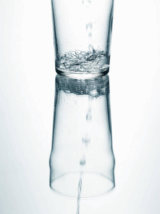 无人,竖图,俯视,室内,特写,白天,白色背景,水,餐桌,桌子,杯子,阴影,反射,液体,影子,水滴,玻璃制品,水杯,摄影,影棚,餐台,玻璃杯,彩图,高角度拍摄,影棚拍摄,拍摄