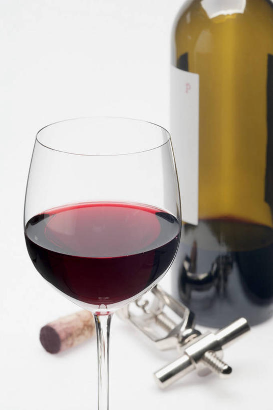 红酒,葡萄酒,无人,竖图,俯视,室内,特写,白天,白色背景,餐桌,桌子,杯子,阴影,反射,高脚杯,开瓶器,影子,红酒杯,酒类,一杯,开瓶,红酒瓶,玻璃制品,酒,酒瓶,饮料,一个,玻璃瓶,酒杯,瓶子,瓶塞,红葡萄酒,摄影,影棚,单个,餐台,开启,葡萄酒杯,葡萄酒瓶,保存,密封,启瓶器,瓶启,红酒酒启,红酒开瓶器,红酒启瓶器,酒刀,酒开,酒起,葡萄酒开酒器,葡萄酒开瓶器,玻璃杯,彩图,高角度拍摄,影棚拍摄,拍摄,酒具