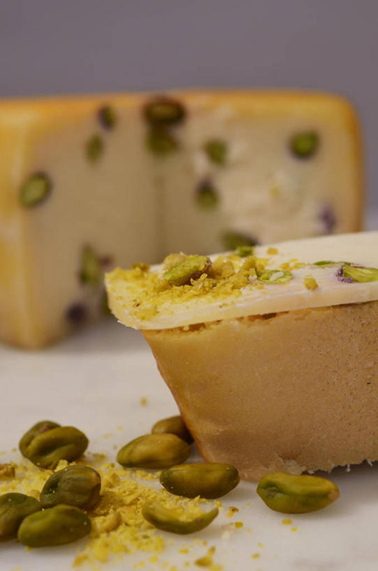 点心,面包,奶酪,无人,竖图,室内,特写,白天,正面,餐桌,桌子,许多,切开,阴影,朦胧,模糊,反射,影子,干酪,起司,食品,坚果,面点,芝士,营养,食物,糕点,干果,切,乳酪,摄影,影棚,餐台,无名子,开心果,乳制品,发酵,剖面,切面,胡棒子,绿仁果,彩图,影棚拍摄,拍摄